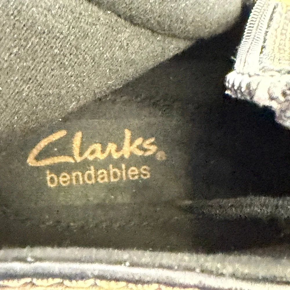 Clarks Bendables Dark Academia Crinkled Leather Ankle Boots Women Size 10M Comfy